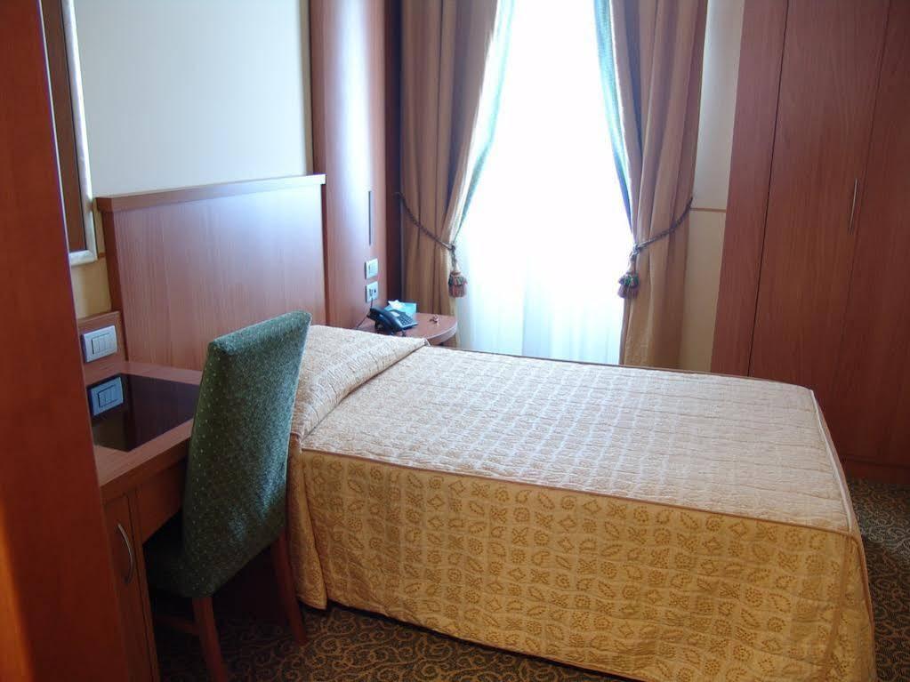 Hotel Kristall Corsico Extérieur photo