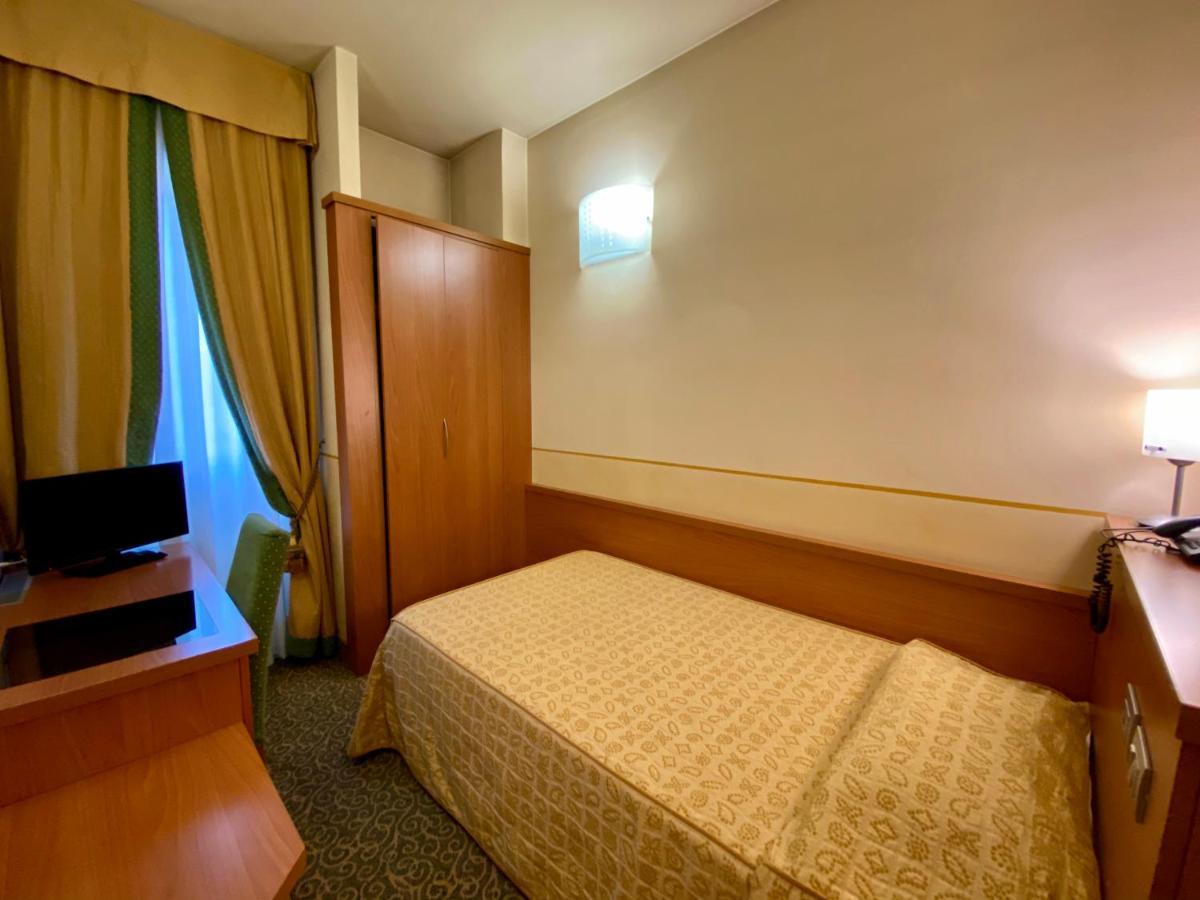 Hotel Kristall Corsico Extérieur photo