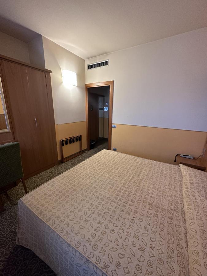 Hotel Kristall Corsico Extérieur photo