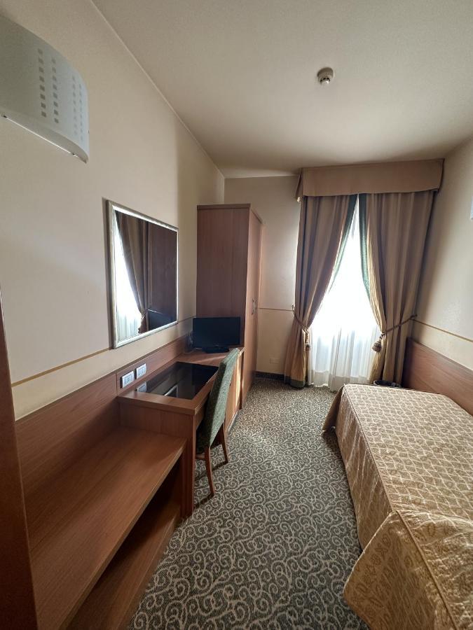 Hotel Kristall Corsico Extérieur photo