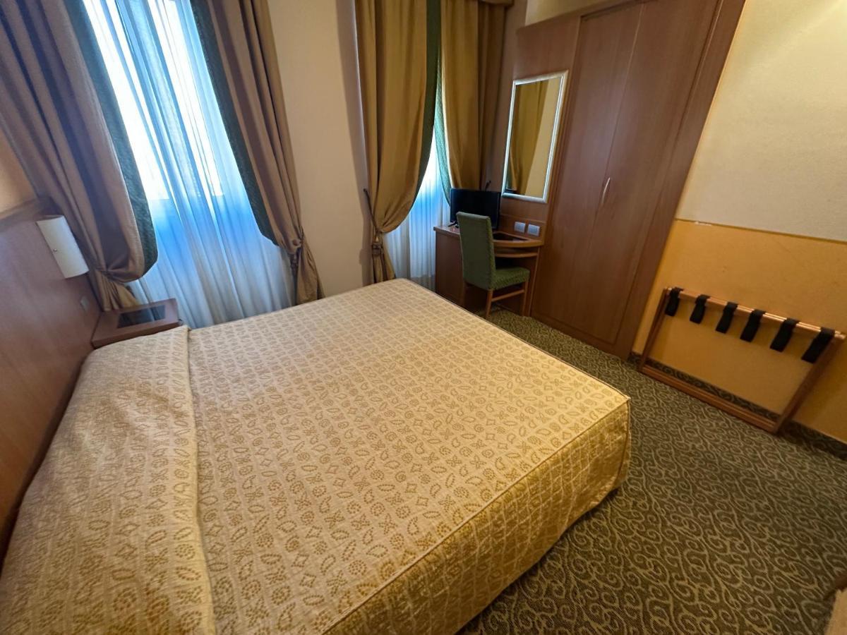 Hotel Kristall Corsico Extérieur photo