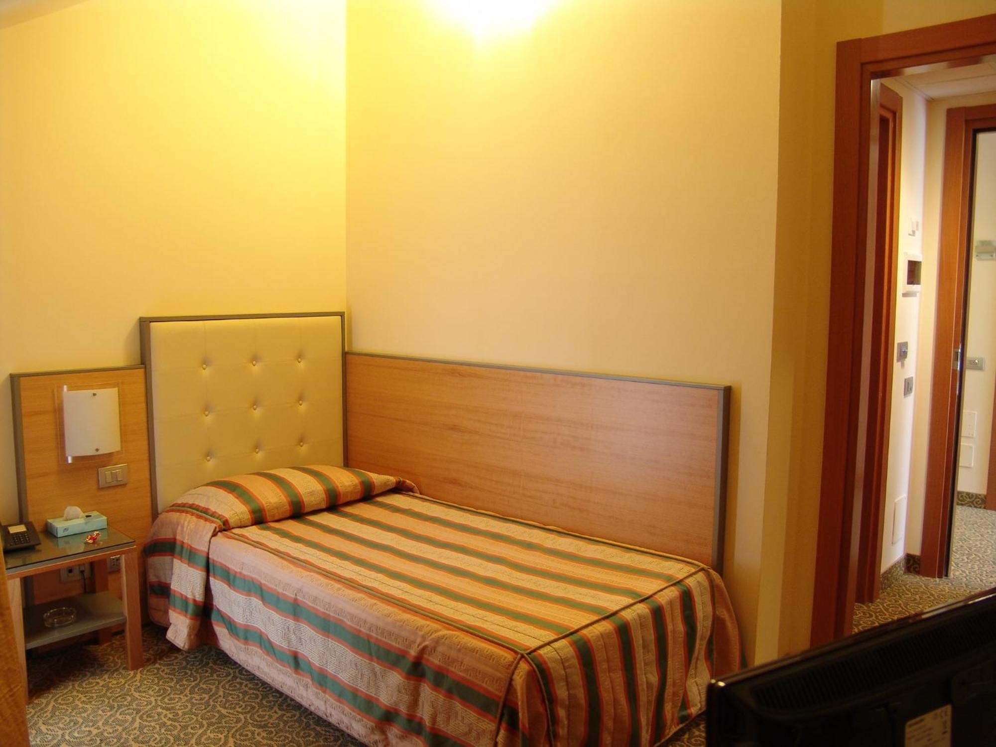 Hotel Kristall Corsico Extérieur photo