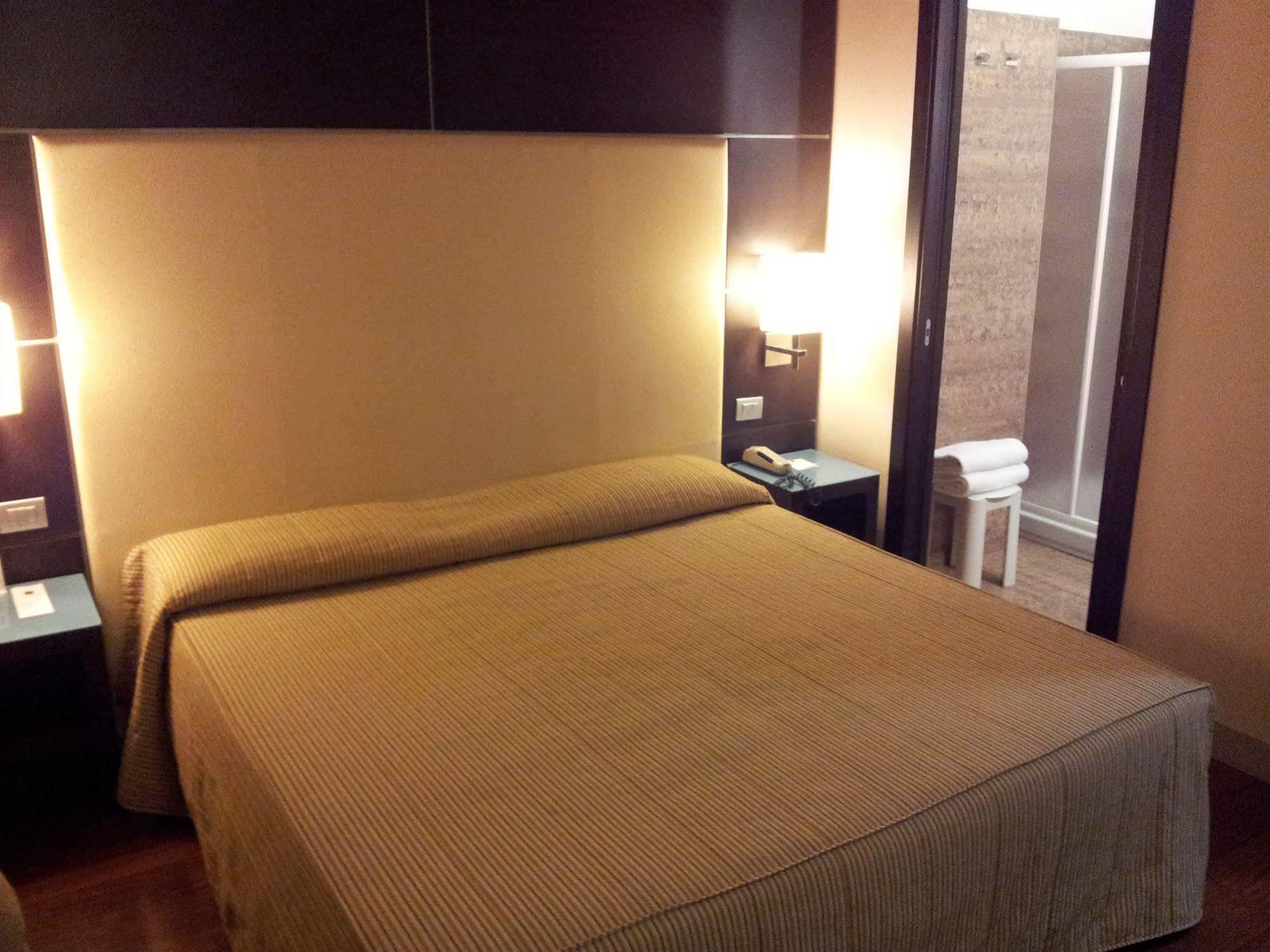 Hotel Kristall Corsico Extérieur photo