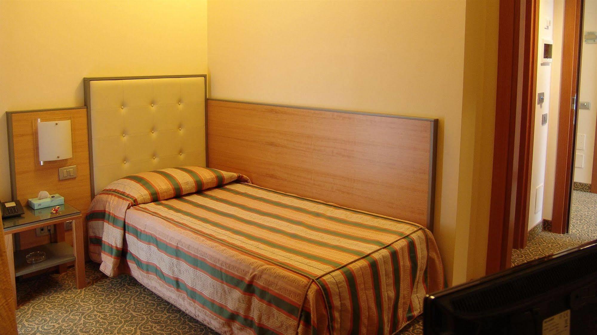 Hotel Kristall Corsico Extérieur photo